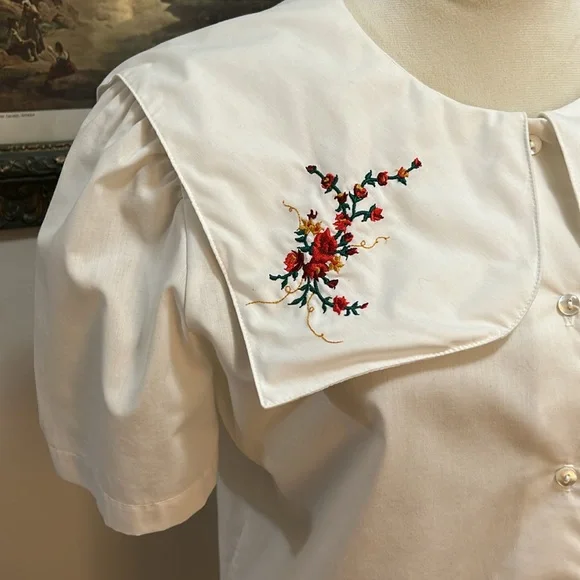 Vintage White Blouse with Floral Embroidery
Oversized Collar Sailot Collar - Picture 2 of 9